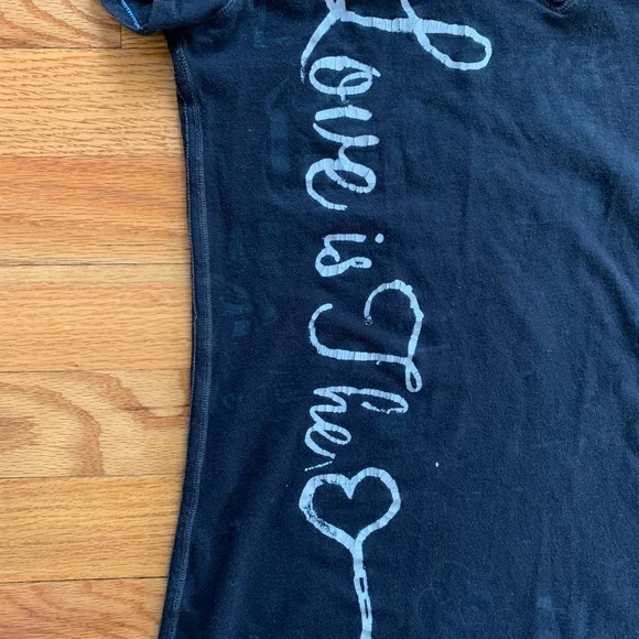 🛑 SOLD! 🛑 American Eagle. Black V-Neck T-Shirt with White Graphic. Size medium. - Picture 2 of 12